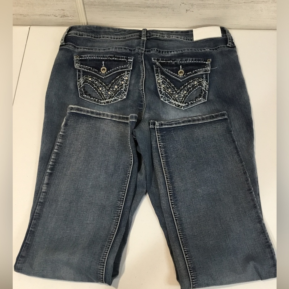 Hydraulic Women's Dark Blue Embroidered Boot Cut Jeans
Size 16W inseam 30” - Picture 6 of 11